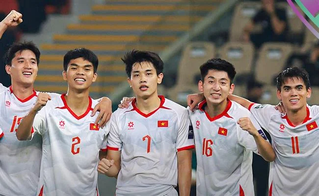 Trận đá gà trực tiếp kịch tính